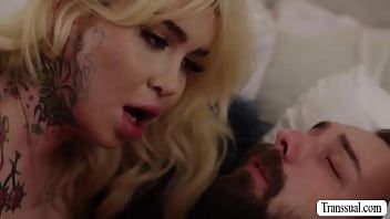 Jouer Plantureuse blonde ts barebacked par son petit ami