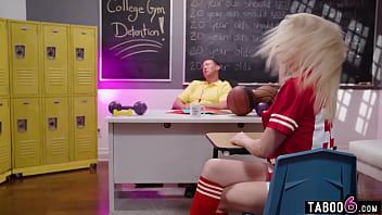 再生 大学ニューハーフのクロエ・ケイとイジー・ワイルドがコーチと三人組でファック