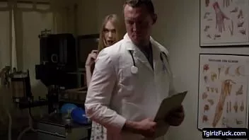 play Minuscule ts crystal thayer suce une bite de docteur
