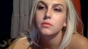 Afspelen Blonde Amerikaanse shemale slet masturbeert voor de cam