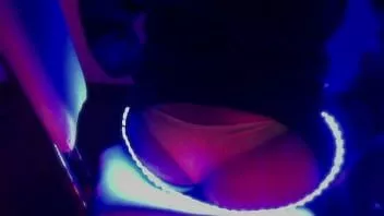 play Cdkelly666 memamerkan pipi dan kakinya yang besar di webcam