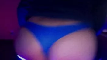 play Uwielbiam te niebieskie stringi na mojej dużej dupie przed kamerą internetową!