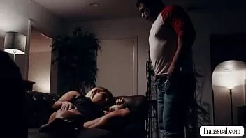 play Un pervers gras își dă mâna pe sora lui vitregă