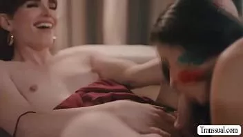 Redare O transexuală drăguță și-o trage pe cea mai bună prietenă cu bustoasa