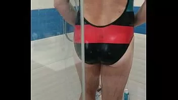 Afspelen Tranny draagt ​​adidas zwempak uit één stuk en plaagt