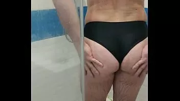 Afspelen Sexy tranny draagt ​​zwempak uit één stuk en trekt zich af