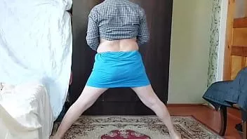 চালান ছেলে থেকে মেয়ে হিজড়া নীল স্কার্ট সাদা পা