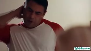 تشغيل هل تريد أن ترى رجلًا مستقيمًا يمارس الجنس مع خطواتها المتحول جنسيًا مفلسًا؟