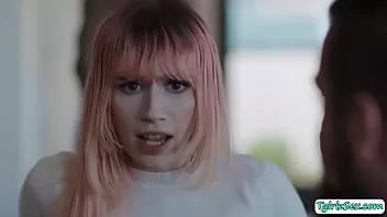 play مفلس ترانزيستور ابنة deepthroats و analed من قبل زوج أم