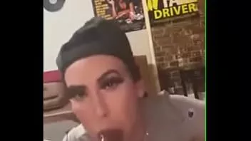 Odtwórz Ładna latynoska tranny ssie 3 orzechy grubego kutasa