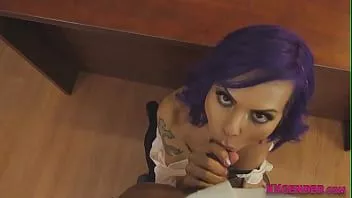 play 巨乳纹身跨性别宝贝弯腰