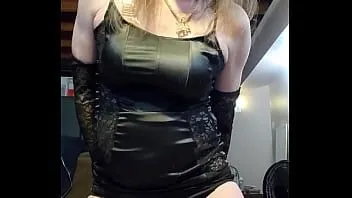 play Jade con un sexy vestido negro y guantes