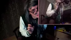 play Il simpatico femboy con gli occhiali si bagna e si scatena giocando con il dildo