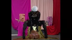 play Liligoona, la bambola trans in lattice, gioca con il dildo con la bambola del sesso