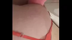 play Trans in lingerie ottiene una dura penetrazione anale con un grosso dildo