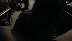 play Azione di succhiare e deglutire il cazzo di un travestito arrapato