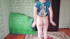 play Sultry Teen Shemale Ketty en mini-robe en nylon présente un gros cul et des mouvements de danse sexy