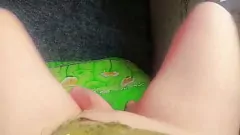 Redare Masturbarea publică a Shemale Ketty Sensual sub neon roșu