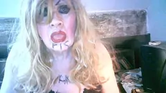 Afspelen Sensuele MILF Sarah in lingerie en kousen wordt kinky met een dildo en pisspel